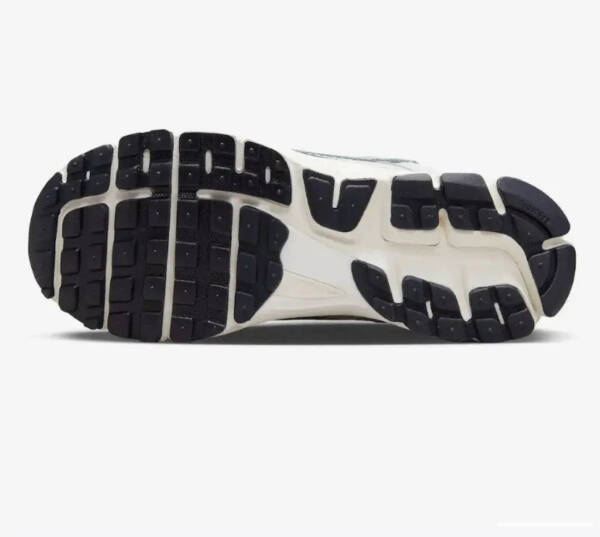 Nike Zoom Vomero 5 Photon Dust Metallic Silver - Image 6